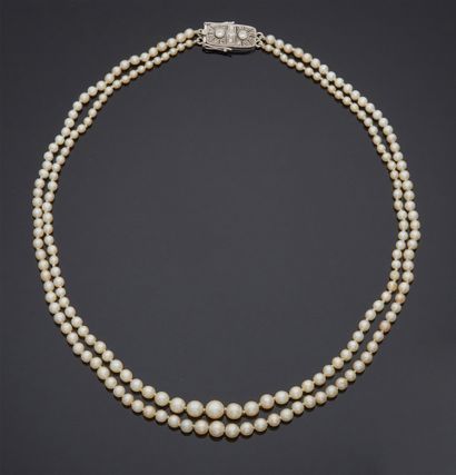 null NECKLACE of two strings of fine pearls, one in fall, the other in light fall,...