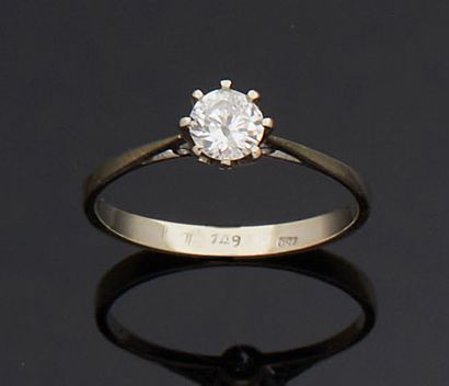 null BAGUE en or gris 750 mm ornée d'un dia­mant brillanté de couleur estimée G,...