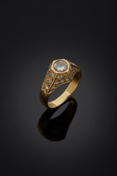 null BAGUE en or jaune 750 mm à motif à l'indienne en forme de toît serti de diamants...