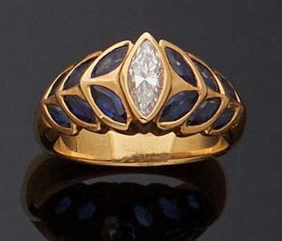null BAGUE en or jaune 750 mm ornée d'un motif palmier centré d'un dia­mant de taille...