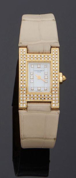 CHAUMET Modèle Khesis.
Montre-bracelet de dame en or jaune de forme tank, entièrement...