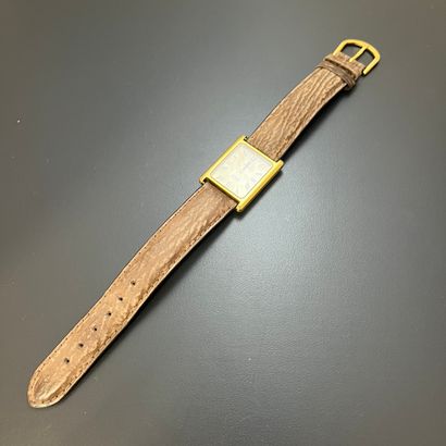 OMEGA Modèle De Ville.
Montre-bracelet mixte en acier doré, boîtier rectan­gulaire,...