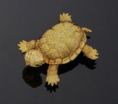 KVBIJOU - Kelsey Vanderhorst Yellow gold pin 750 mm representing a turtle, the textured...