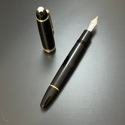 MONTBLANC Un stylo plume modèle MEISTERSTUCK (plume "4810" en or 585 mm).