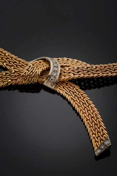 null NECKLACE in yellow gold 750 mm with flat articulated mesh, forming a cross knot...