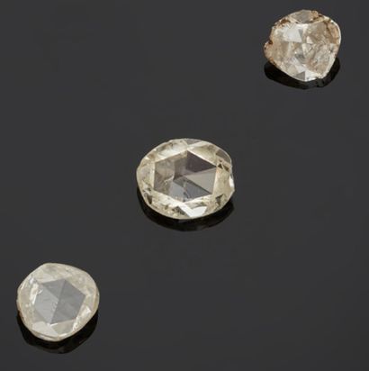 null Ensemble de TROIS DIAMANTS :
- Diamant de forme ovale et taillé en rose
Poids...