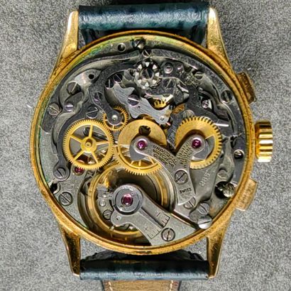 UNIVERSAL GENEVE Montre-chronographe-bra­celet en or jaune 750 mm, cadran blanc patiné,...