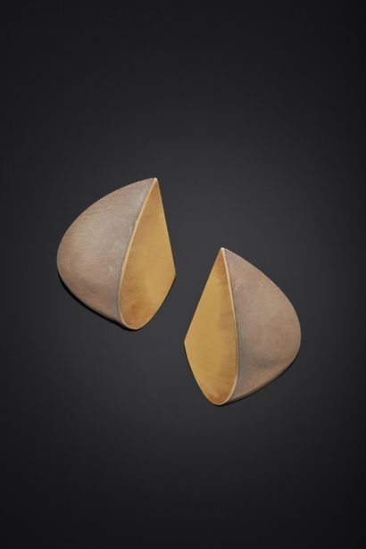 Claude CHAVENT (1947-). Sculpteur et joaillier Pair of EAR CLIPS in 750 mm gold and...