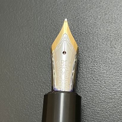MONTBLANC Un stylo plume modèle MEISTERSTUCK (plume "4810" en or 585 mm).
