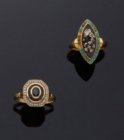 null 750 mm gold SET comprising :
- a gold navette ring centered on an onyx plaque...