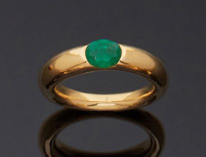 null Ring in yellow gold 750 mm decorated with an emerald in oval shape in semi-mass...