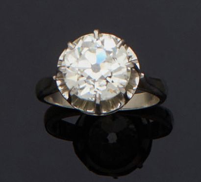 null Platinum ring set with a solitaire old cut diamond on a sunburst bezel.
Weight...