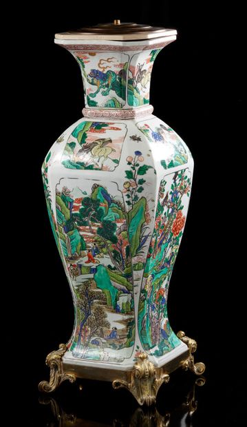 Dans le goût de la Chine fin XIXe siècle Grand vase de forme balustre quadrangulaire...