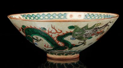 CHINE, fin XIXe siècle Coupe en porcelaine de nankin à décor émaillé de dragons sur...
