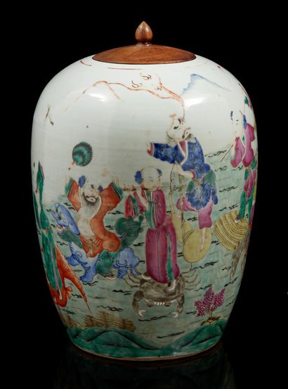 CHINE, fin XIXe siècle Vase ovoïde en porcelaine et émaux de la famille rose à décor...