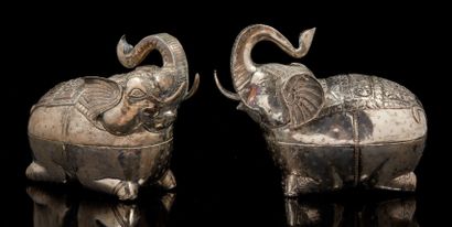 BIRMANIE, XXe siècle Trois boîtes couvertes en métal argenté repoussé dont deux éléphants...