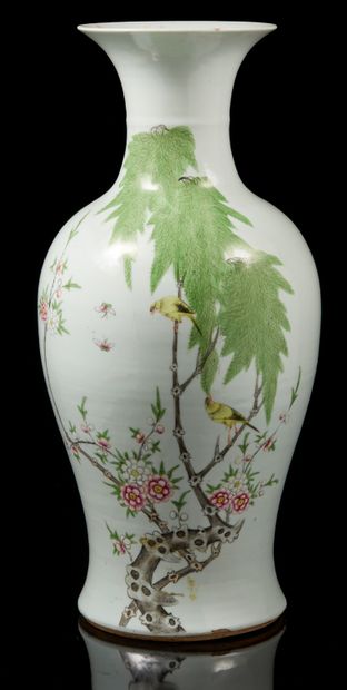 CHINE, XXe siècle Vase balustre en porcelaine et émaux poly­chrome d'oiseaux perchés...