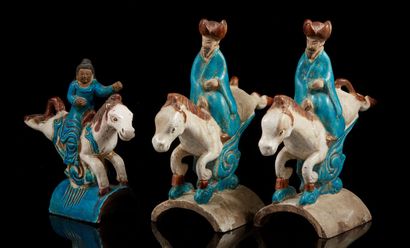 CHINE, XIXe siècle Ensemble de trois tuiles faitières en grès émaillé turquoise,...