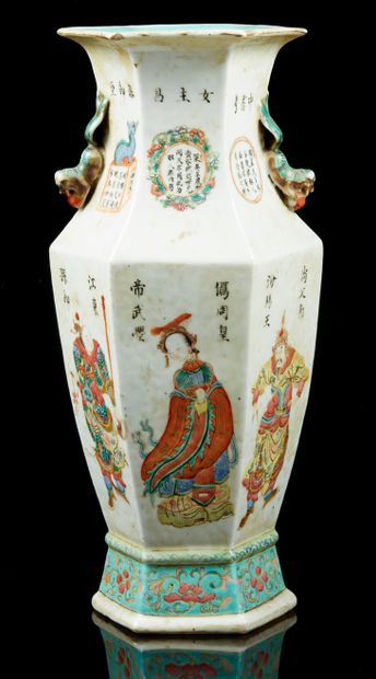 CHINE, époque TONGZHI Vase hexagonale en porcelaine et émaux de la famille rose à...
