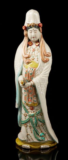 JAPON, fin XIXe siècle Grand sujet en porcelaine représentant la déesse « Kannon...