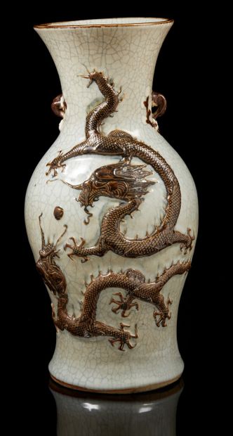 CHINE, XIXe siècle Vase balustre en porcelaine de Nankin à décor en léger relief...