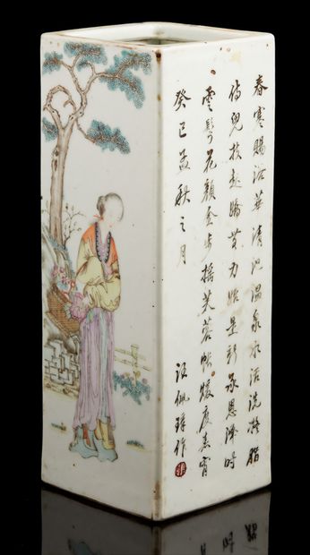 CHINE, époque TONGHZI (1856-1875) Vase quadrangulaire en porcelaine et émaux de style...