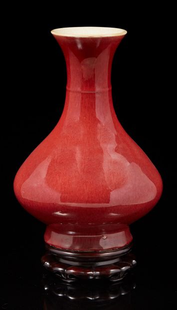 CHINE, XIXe siècle Vase piriforme à haut col sur pied évasé, en porcelaine à glaçure...