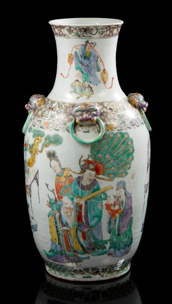 CHINE, XIXe siècle Vase balustre en porcelaine et émaux polychrome à décor de scènes...