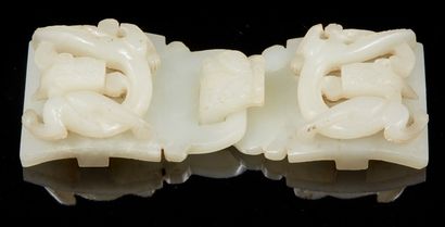 CHINE, XVIIIe siècle, dynastie QING Belt buckle in celadon jade carved with two chilongs...