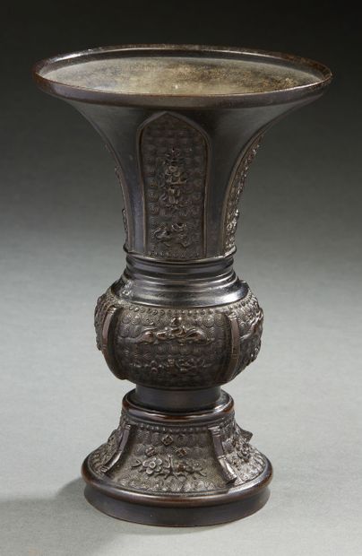 CHINE, XVIIIe siècle Vase Gu en bronze de belle patine brune à décor de cigales stylisées,...