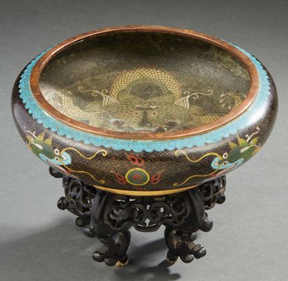 CHINE, fin XIXe-début XXe siècle Coupe circulaire plate à paroi galbée, en cuivre...