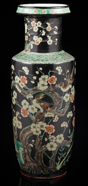CHINE, XIXe siècle Grand vase rouleau en porcelaine et émaux de la famille verte...