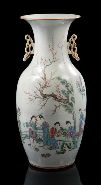 CHINE, XXe siècle Vase en porcelaine et émaux de la famille rose à décor de déesses...