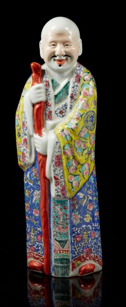 CHINE, XXe siècle Grand personnage en por­celaine à décor émaillé.
Marque revers...
