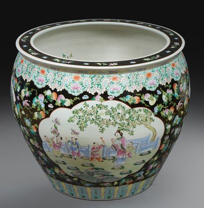 CHINE XXe siècle Grande vasque à poissons en porcelaine et émaux polychrome à décor...