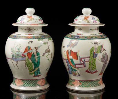 CHINE, début XXe siècle Paire de potiches couvertes en porcelaine et émaux polychromes...
