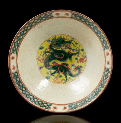 CHINE, fin XIXe siècle Coupe en porcelaine de nankin à décor émaillé de dragons sur...