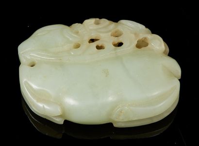 CHINE, période JIAQING Petit sujet animalier en jade céladon repré­sentant une chèvre,...