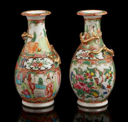CHINE, vers 1900 Deux petits vases en porcelaine de Canton à décor d'oiseaux et personnages,...