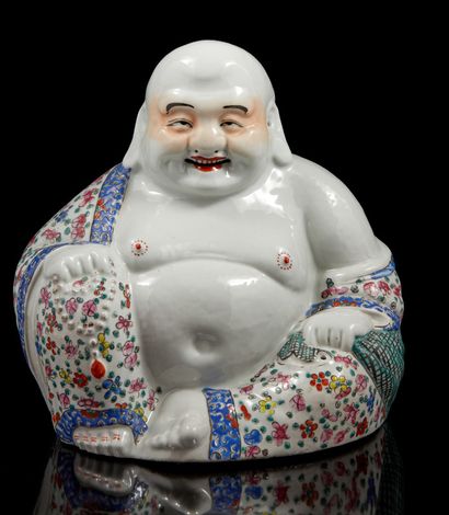 CHINE, XXe siècle Bouddhai assis souriant en porce­laine polychrome tenant le rosaire...