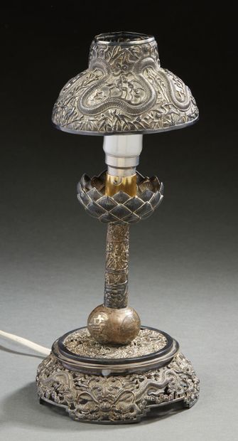 VIETNAM, vers 1900-1920 Éléments en argent assemblés pour former une petite lampe,...