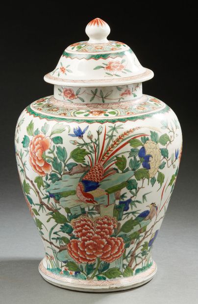 CHINE, XIXe siècle Potiche couverte en porce­laine et émaux de la famille verte à...