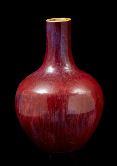 CHINE, fin XIXe siècle Vase tianqiuping à long col, en porcelaine émaillée sang de...