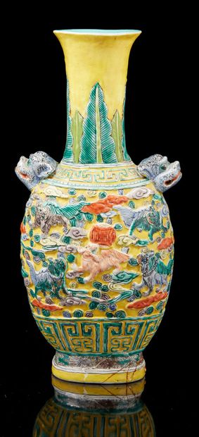 CHINE, XXe siècle Vase balustre à long col en porcelaine et émaux polychrome à décor...