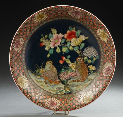 CHINE, XXe siècle Important plat creux en porcelaine et émaux polychrome sur fond...