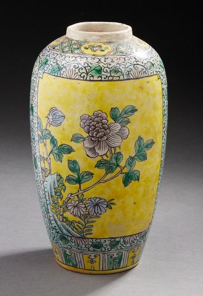 CHINE, XIXe siècle Petit vase ovoïde en porcelaine et émaux de la famille verte à...