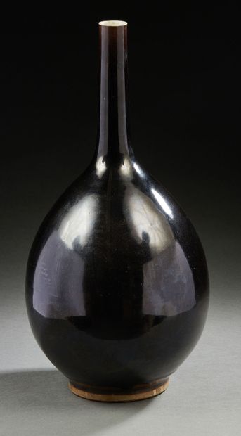 CHINE, fin XIXe-début XXe siècle Important vase bouteille en porcelaine monochrome...