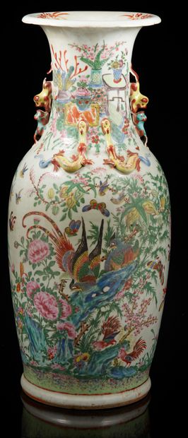 CHINE, fin XIXe siècle Grand vase balustre en porcelaine et émaux de style famille...