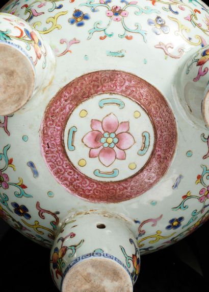 CHINE, période JIAQING (1796-1820) Important brûle parfum tripode en porcelaine et...