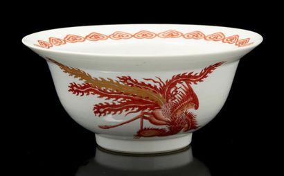 CHINE, période QING Coupe en porcelaine à décor émaillé corail et rehauts d'or d'un...